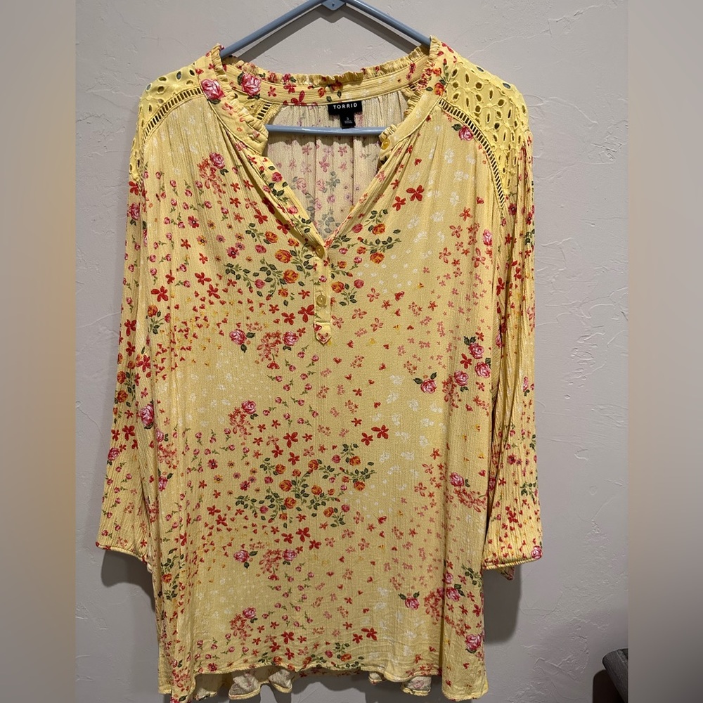 PRICE DROP! Torrid yellow ditsy floral crinkle top size 3